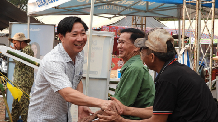 Lanh dao UBND huyen den kiem tra cong tac chuan bi Le hoi Thanh Minh 2
